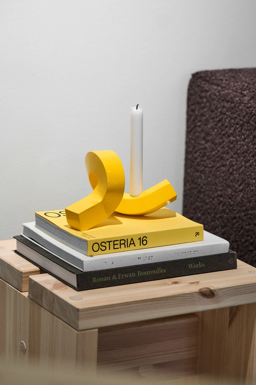 Stop nummer 2 på guiden til København: Normann Copenhagen. Her kan du se en Crooked lysestage i en skrigende gul.