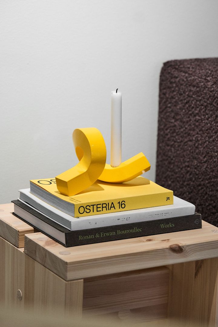 Stop nummer 2 på guiden til København: Normann Copenhagen. Her kan du se en Crooked lysestage i en skrigende gul.