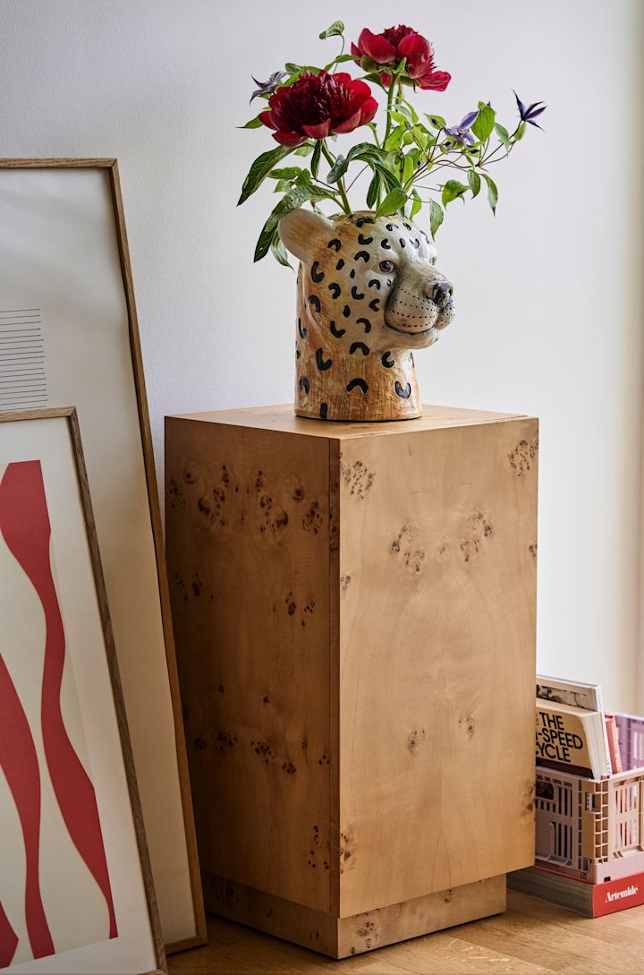En af Byons storsælgere og mest ikoniske produkter er Cheetah vasen, den gepard vase som findes i to forskellige størrelser. Her på et piedestal med en buket i.