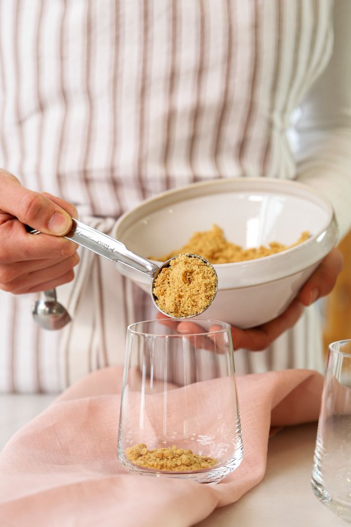 Baka med Frida til nytår – 3 festlige chokolade dessert opskrifter. Her kan du se De Buyer målesættet og Iittala Essence drikkeglasset. 