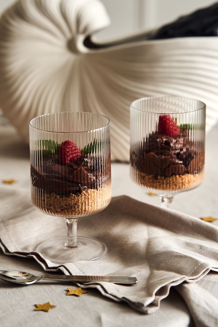 Idéer til nytårsfest - her ses en dekadent chokoladedessert fra Baka med Frida i et vinglas med krusninger. 