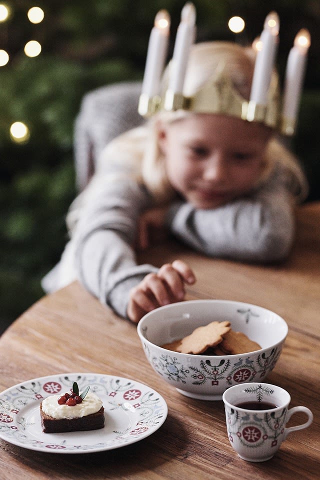 Julehygge med bløde peberkager, gløgg og pebernødder står på bordet serveret på Swedish Grace Winters porcelæn.