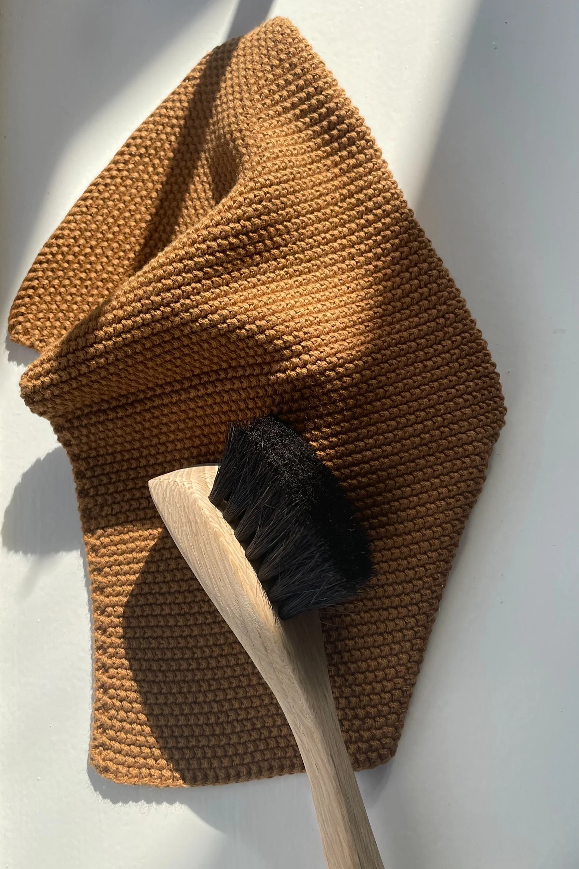 Rengør din stegepande med en opvaskebørste, her på en brun karklud, begge fra Humdakin.