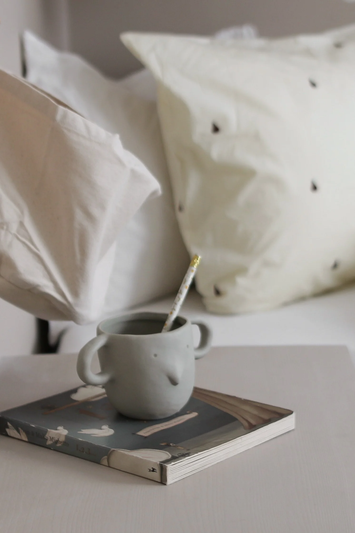 Praktisk og sødt tilbehør til børneværelset giver en følelse af sjov, som dette krus med ansigt fra ferm LIVING.