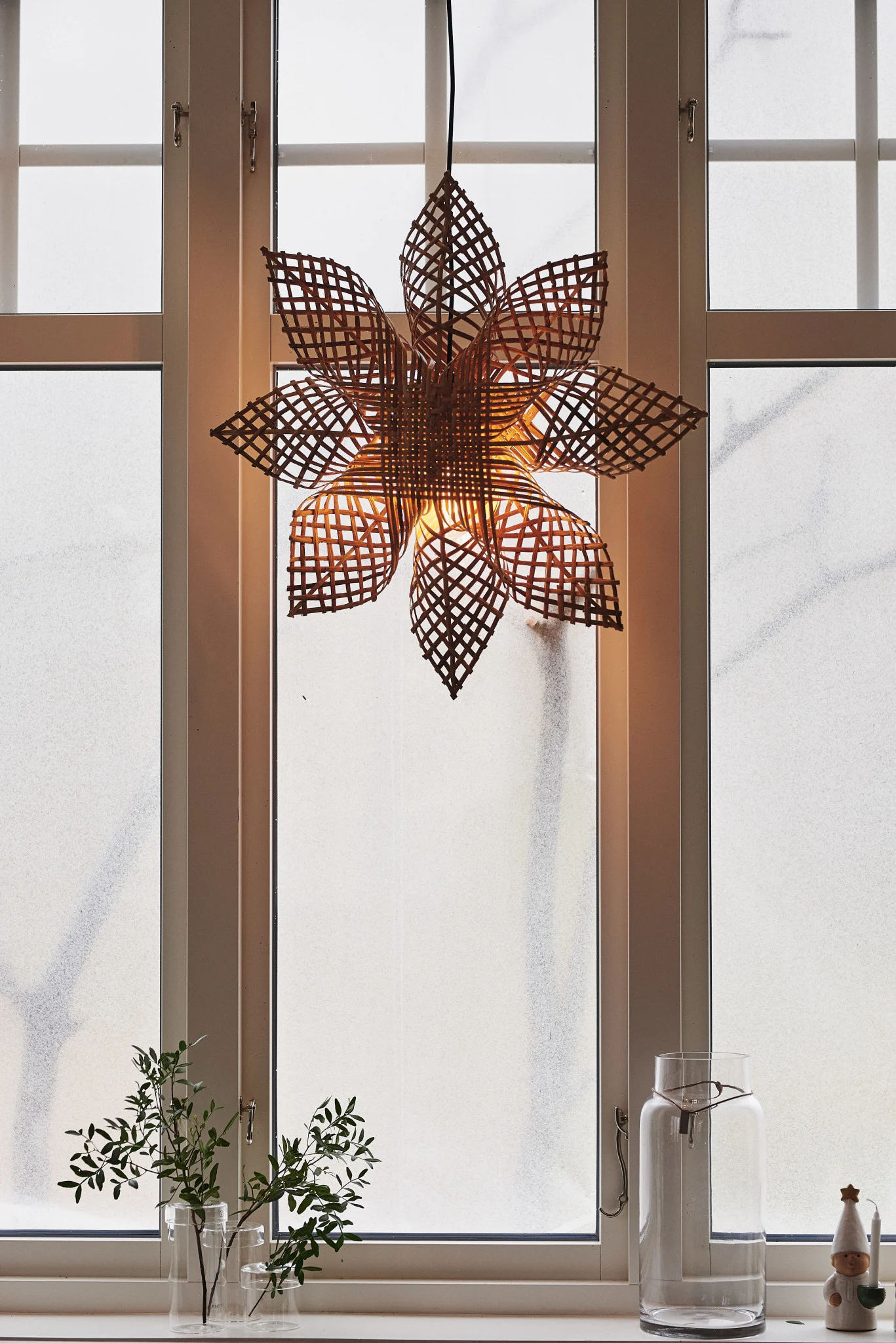 Sådan pynter du op med traditionelt skandinavisk julepynt - den hængende papirstjerne Snöblomma fra Watt & Veke er altid en populær juledekoration her i skandinavien. Hæng den i vinduet med et lys for at få et blødt skær. 