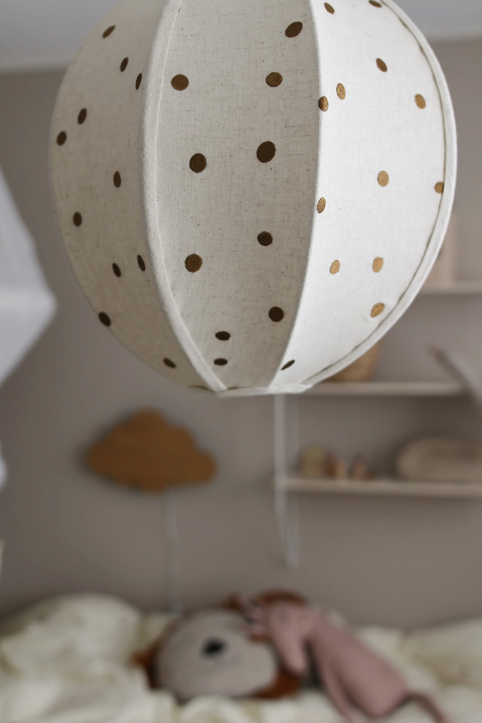 The dots loftlampen fra ferm LIVING er det perfekte tilbehør til et barneværelse med et legende design.
