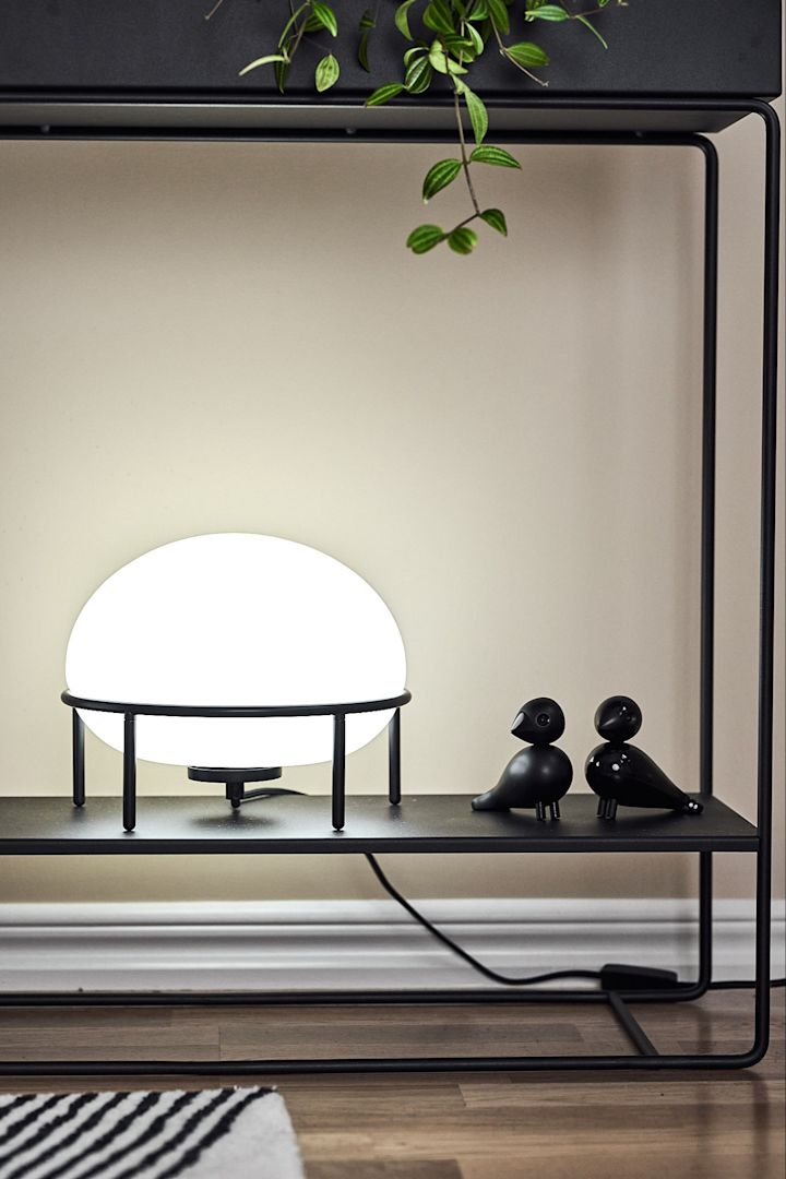 Vælg den rigtig pære - Pump bordlampe fra Woud med hvidt lys viser en lyskilde på 4000K.