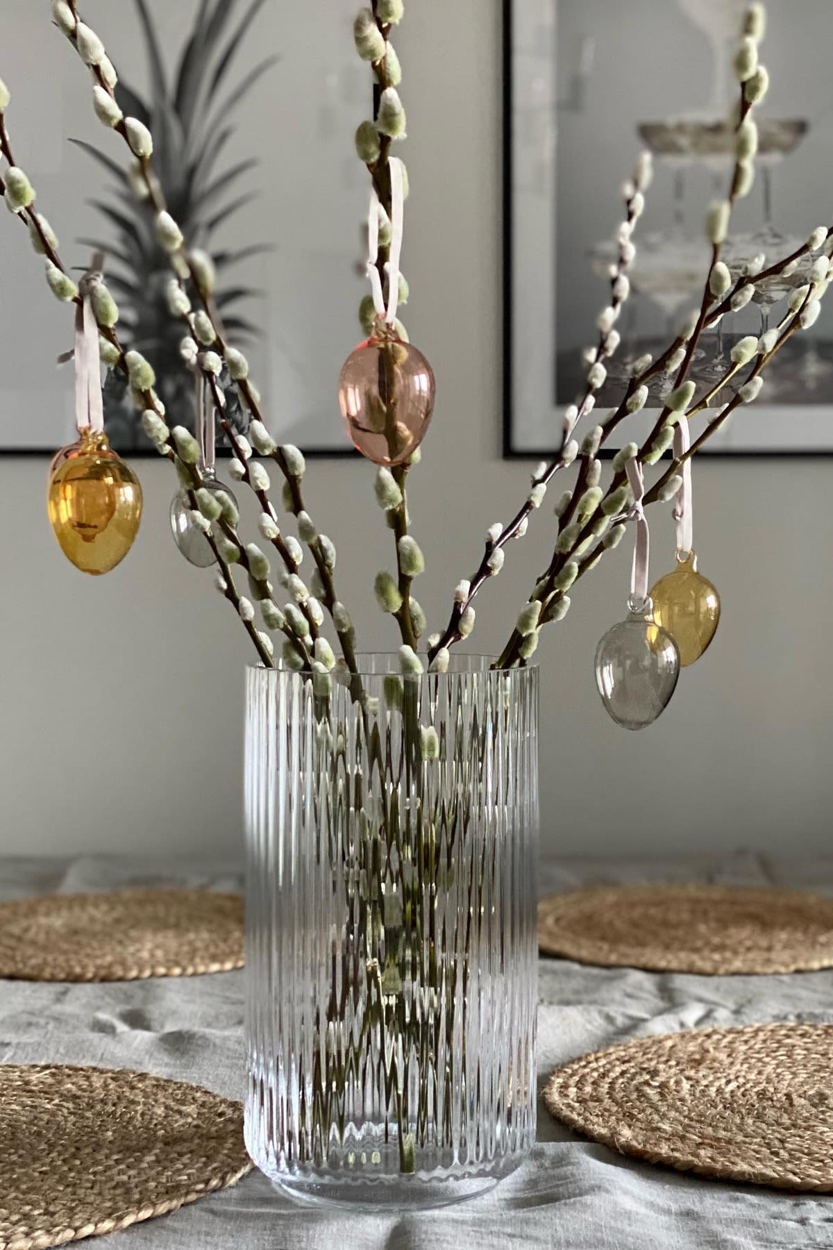 Påskedekoration: Iittala-glasæg hængende fra en påskebusk i en Lyngby-glasvase fra Lyngby Porcelæn hos @marinaslgh.