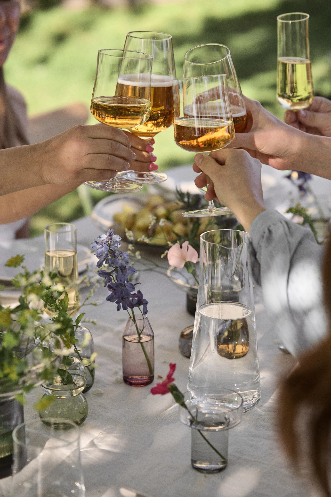 Nyd midsommer på den svenske måde og tag et shot snaps fra Line snaps glassene fra Kosta Boda.