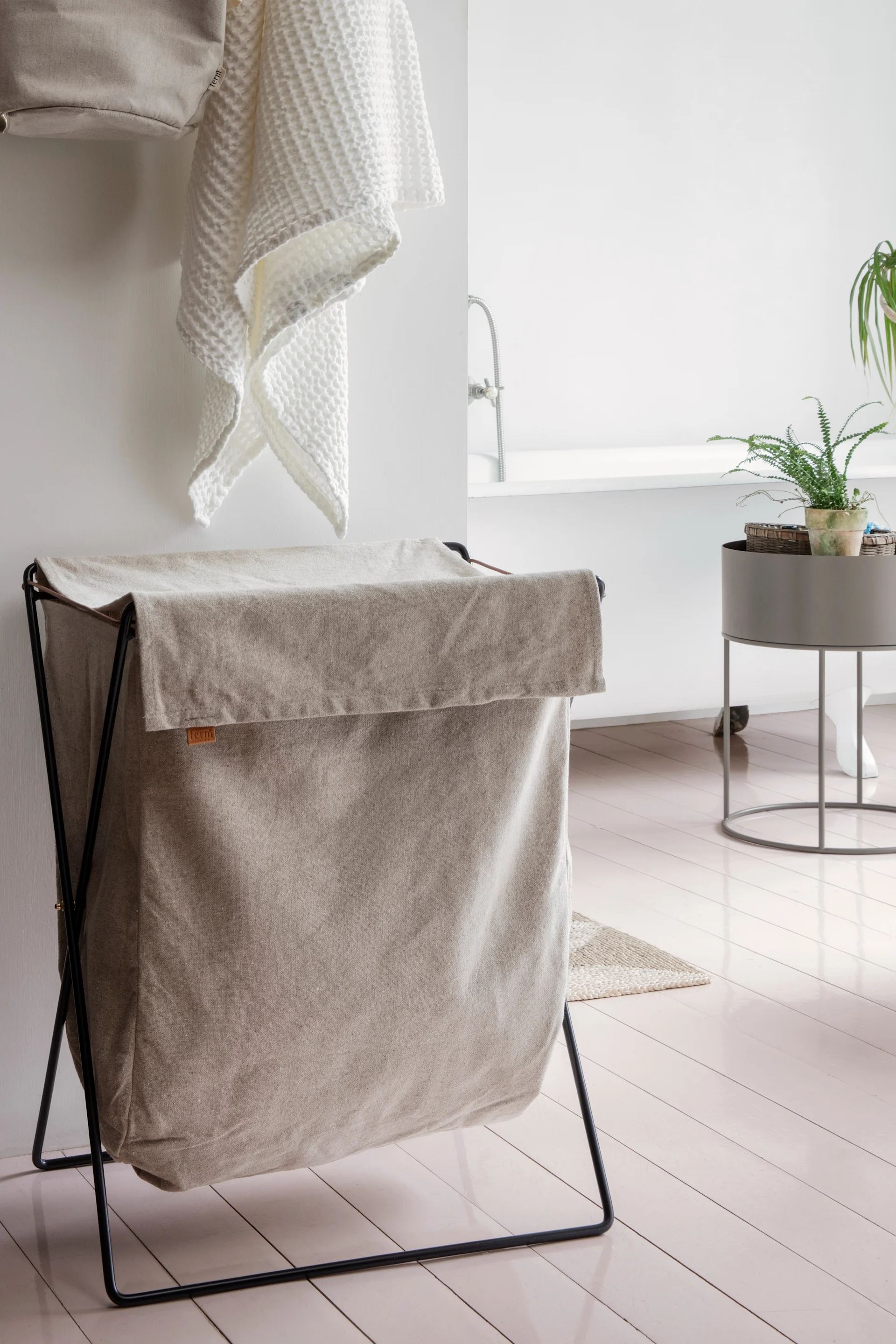 Organiser badeværelset med en fin vasketøjskurv som Herman i stof fra ferm LIVING.