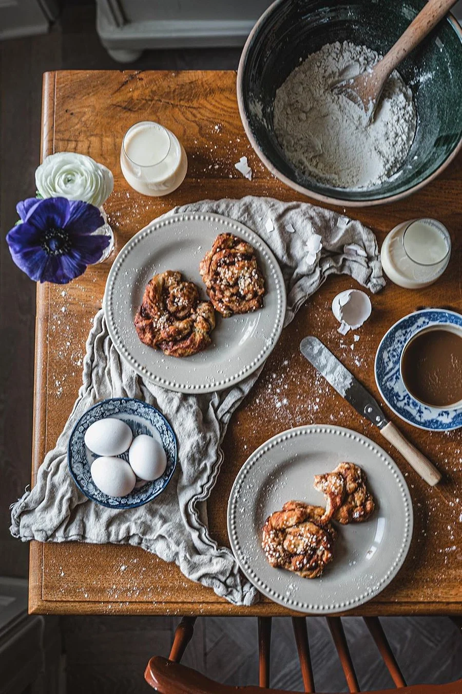 Billede fra @hannesmauritzon med blåt og hvidt porcelæn og tallerkener fra Scandi Living på et træbord viser den rustikke stil blandt Instagrams indretningsstile. 