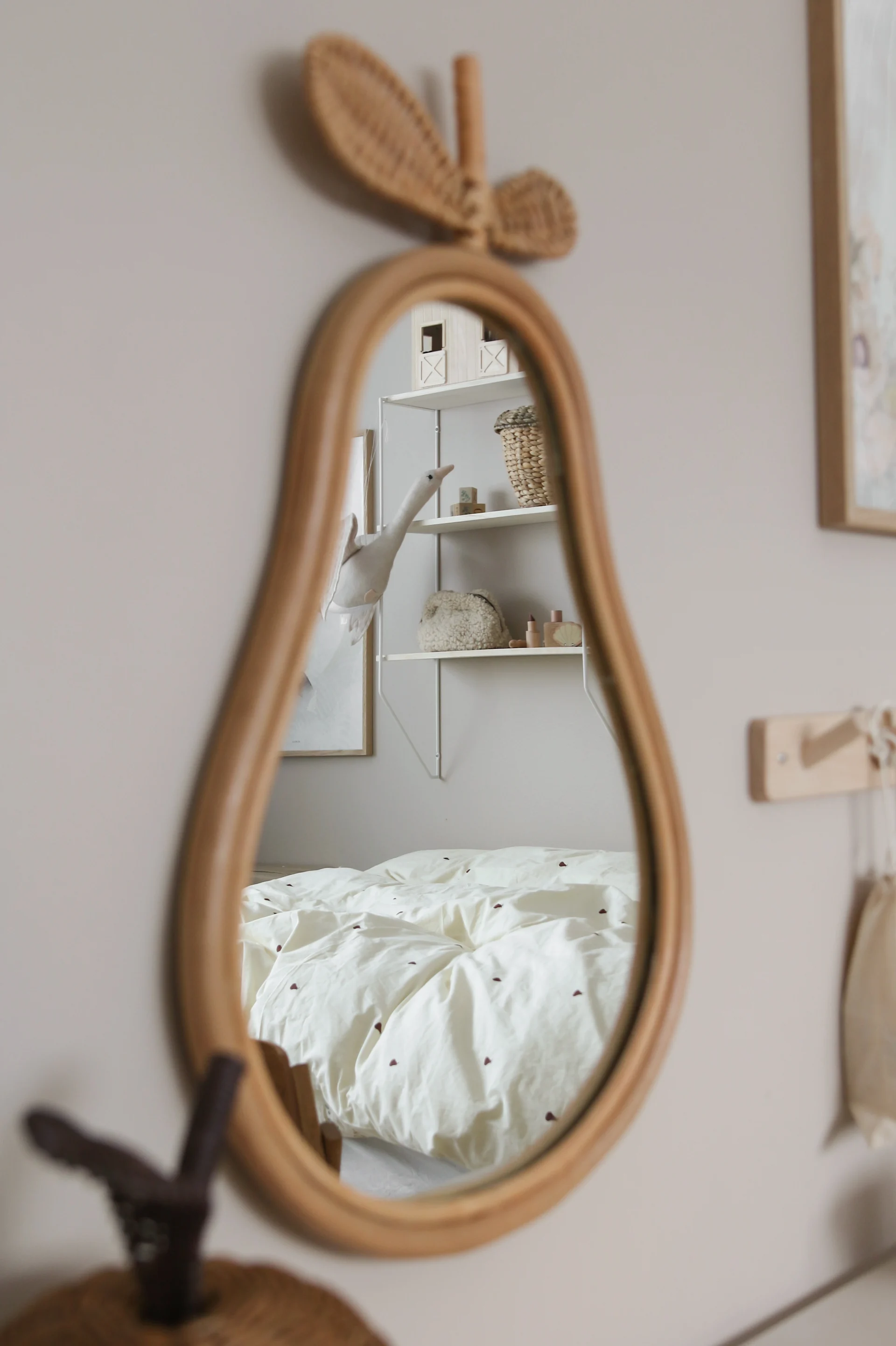 Dekorer dit børneværelse med søde og legende detaljer som dette pæreformet spejl fra ferm LIVING.