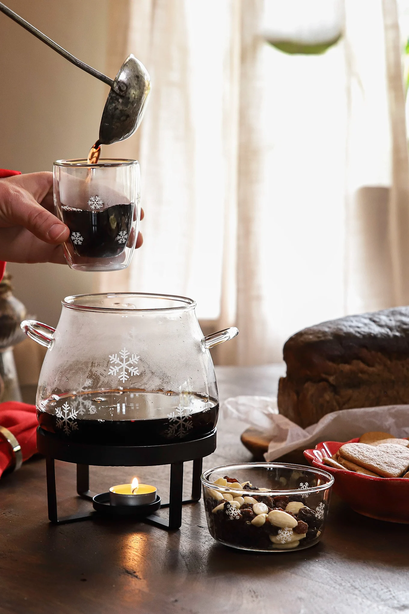 Snefnug krus, skål og gløggskål fra Dorre er en måde at have gløgghygge på.