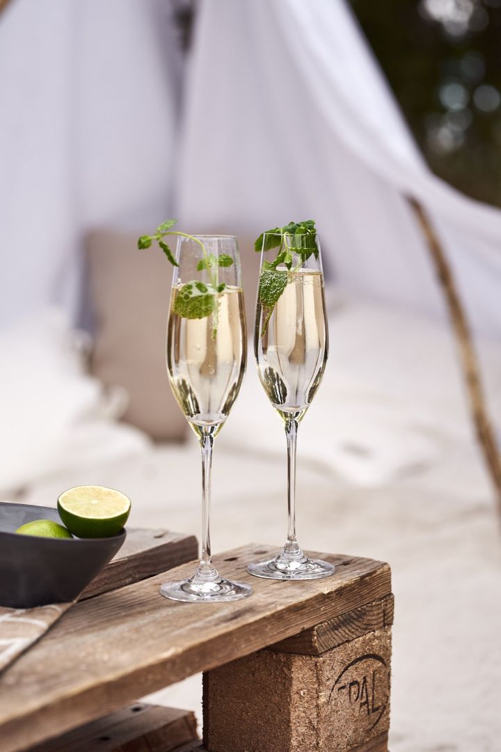 Sommerdrinks - Prosecco med hyldeblomst og mint serveret i Karlevi champagne glasene fra Scandi Living. 