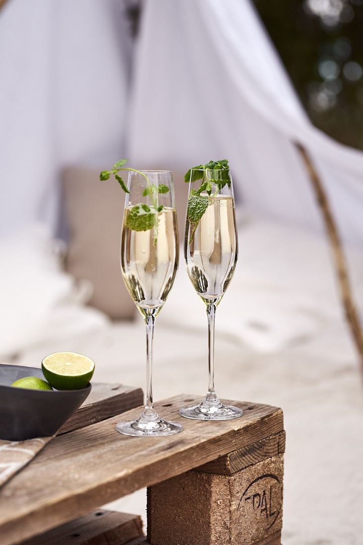 Sommerdrinks - Prosecco med hyldeblomst og mint serveret i Karlevi champagne glasene fra Scandi Living. 