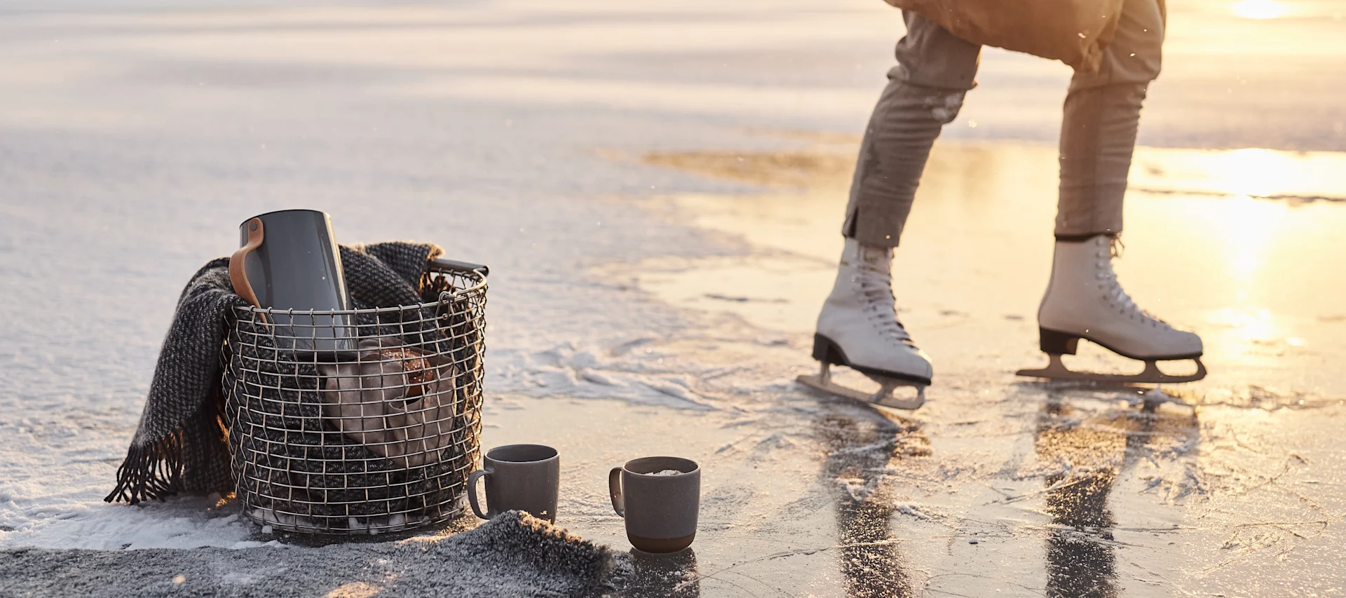 Skandinavisk livsstil, der skal prøves: Skøjteløb på en sø, tag din korbo kurv og en termokande med kaffe og nyd en dag på isen.