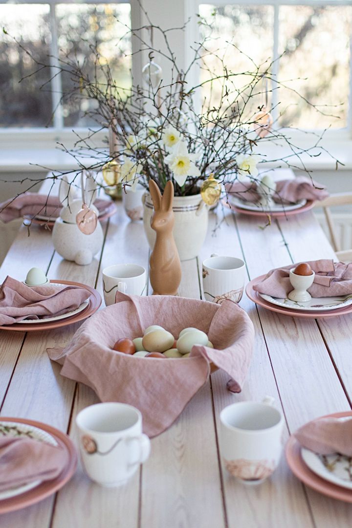 Her kan du se et påskebord dækket af svenske influencer @colorelles med nuancer af pastel lyserød og påskeris.