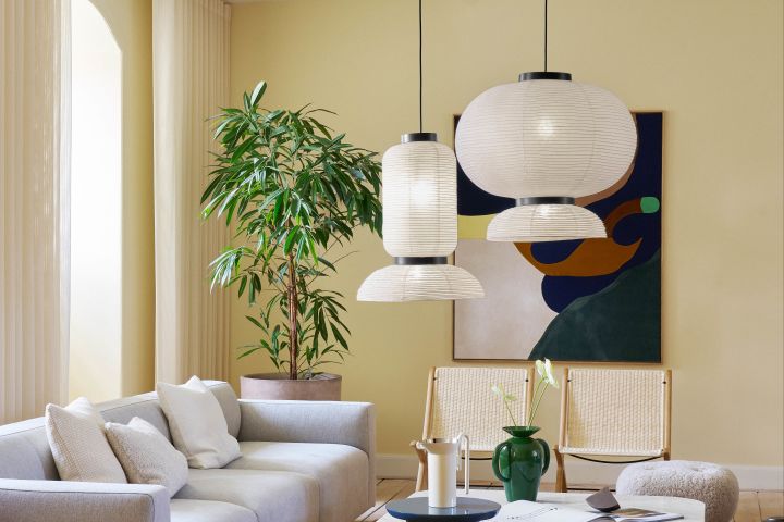 Her ser du den Japanske stil Formakami papir loftlamper designet af Jamie Hayon for &Tradition i en sart gul stuen. 