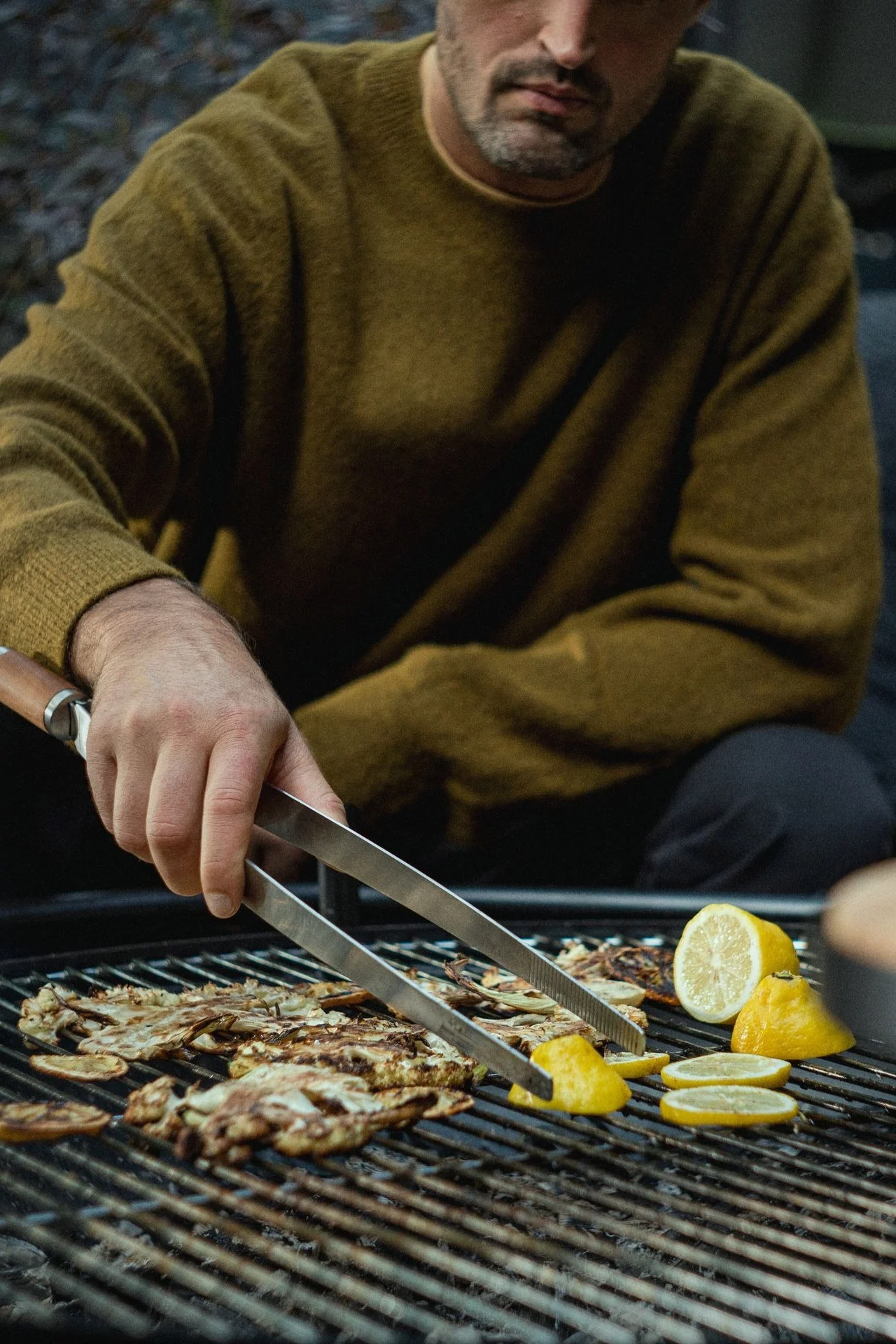 Til grillfans er grilltangen Tongs fra Fiskars en god gaveidé til fars dag.