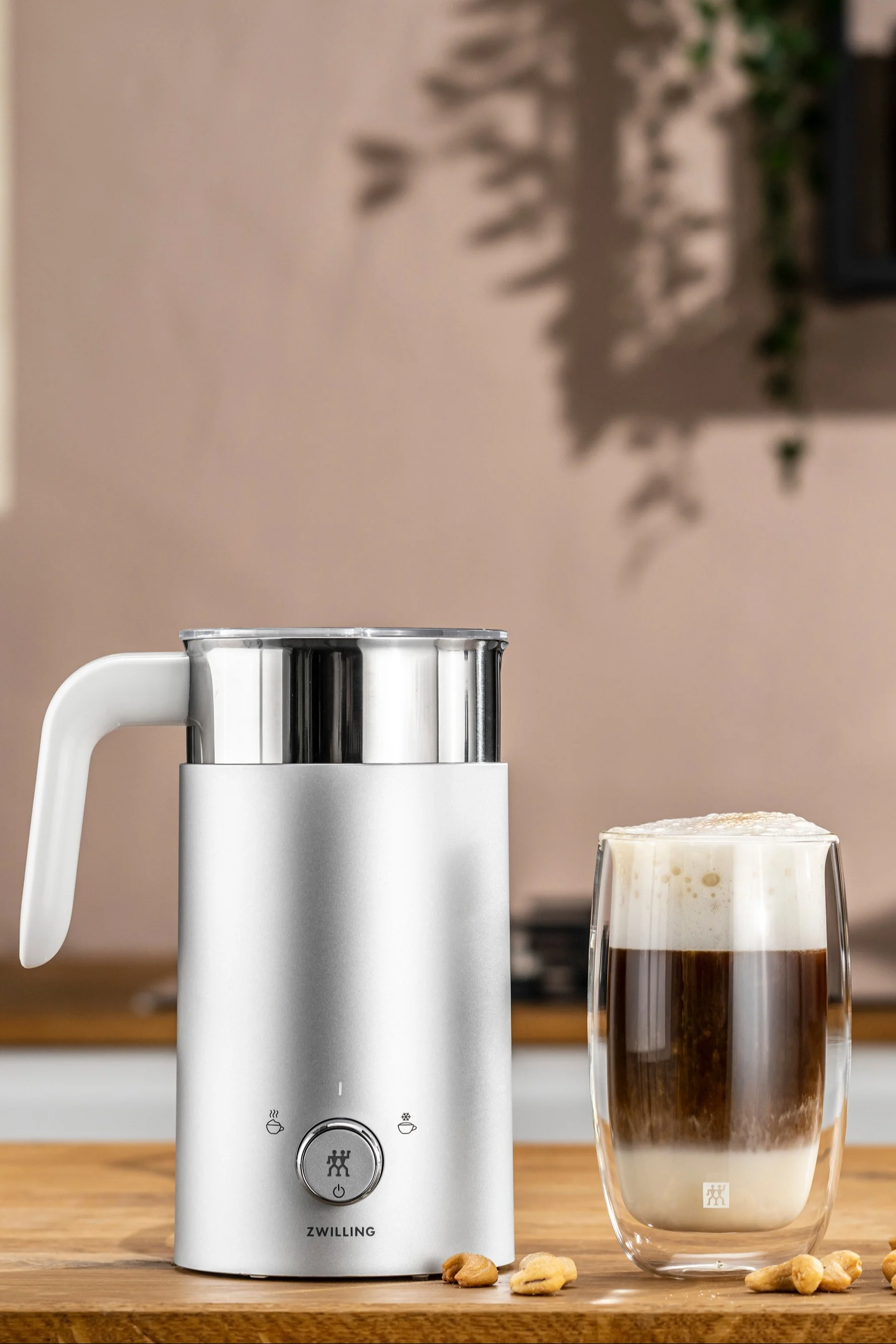 En elektrisk mælkeskummer er den perfekte gave til de fædre der elsker en god cappuccino, eftersom det gør det hele meget nemmere. Her kan du se Zwillings mælkeskummer ved siden af en kop cappuccino
