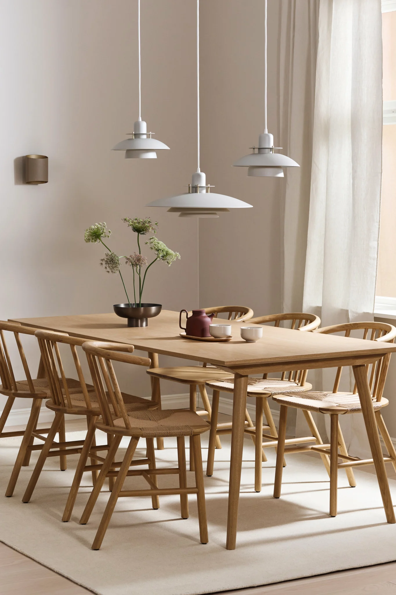 Her ses en idé til belysning i spisestuen for et langt bord. Picasso lampen hænger på række og Sinne lampen hænger på væggen.