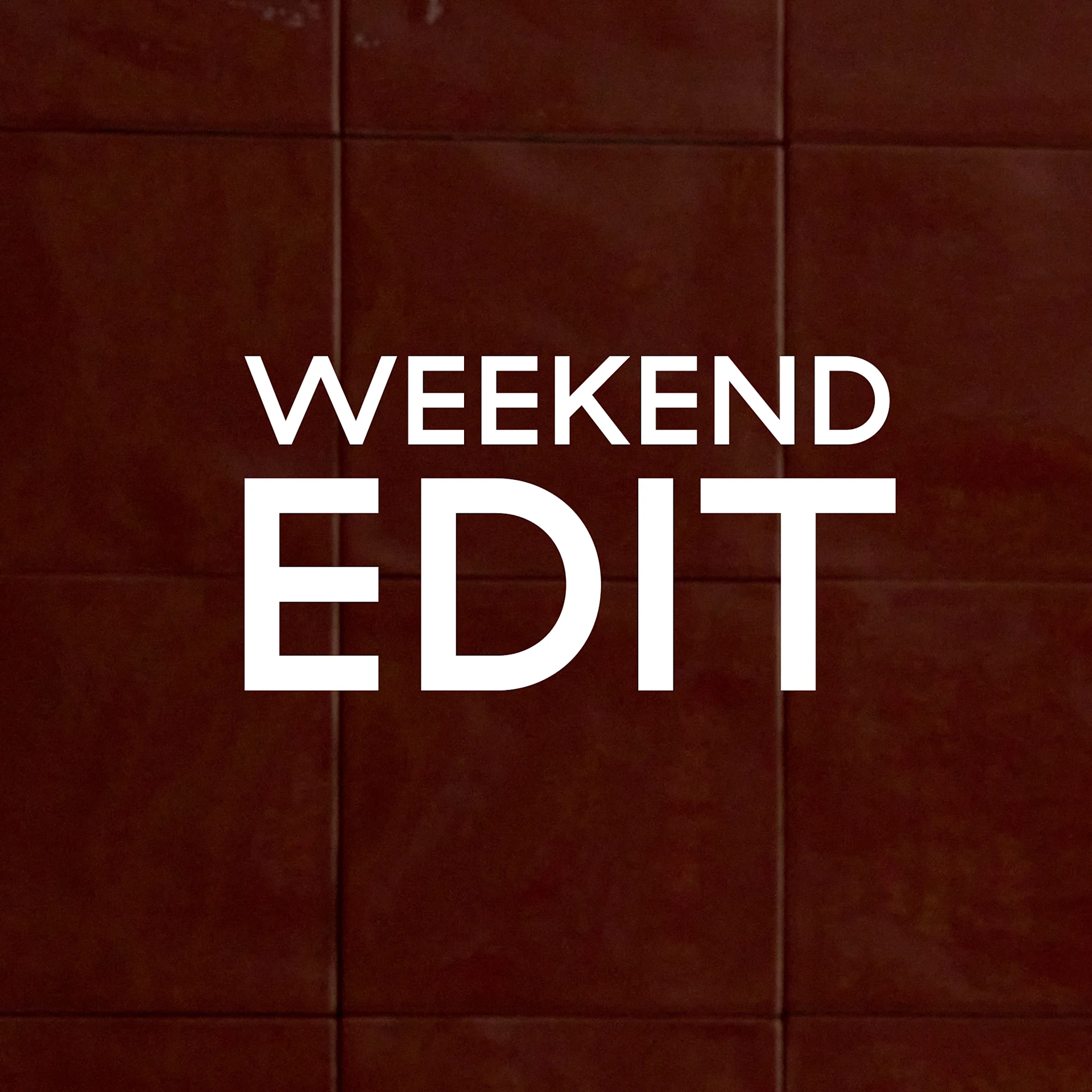 To stole med flettede sæder, den ene i lyst træ, den anden sort, på et trægulv. Tekst: "Weekend Edit, Op til 50%"