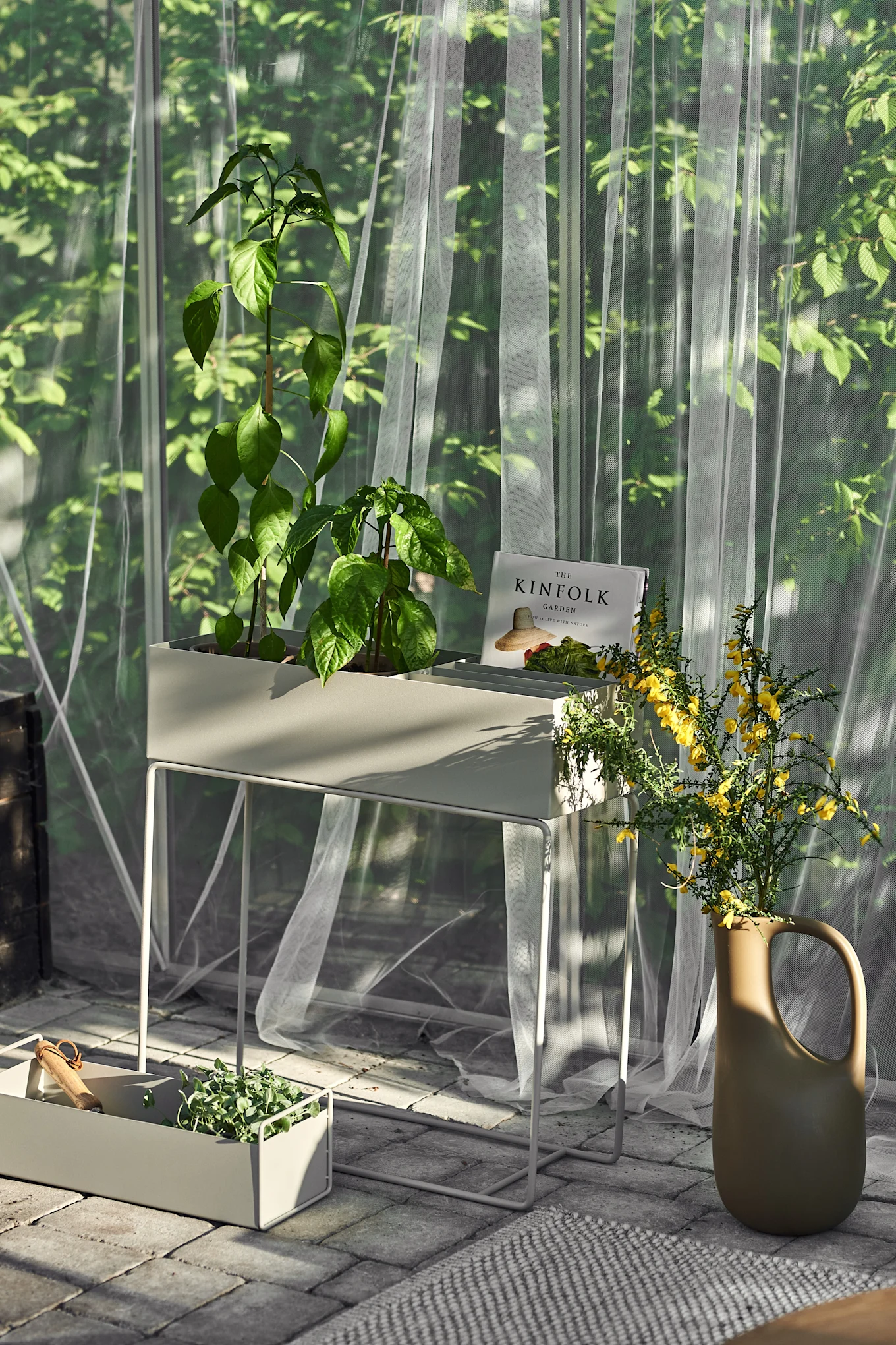 Skab en hyggelig gårdhave ved at indrette den med den stilfulde og praktiske Plant Box fra ferm LIVING til dine planter og potter eller til opbevaring.