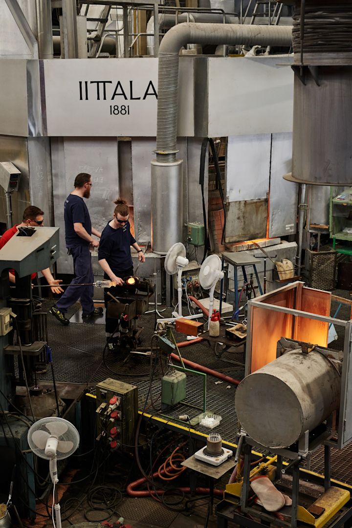 Produktion i Iittalas finske glasfabrik, der hvor håndværkerne blæser glas.