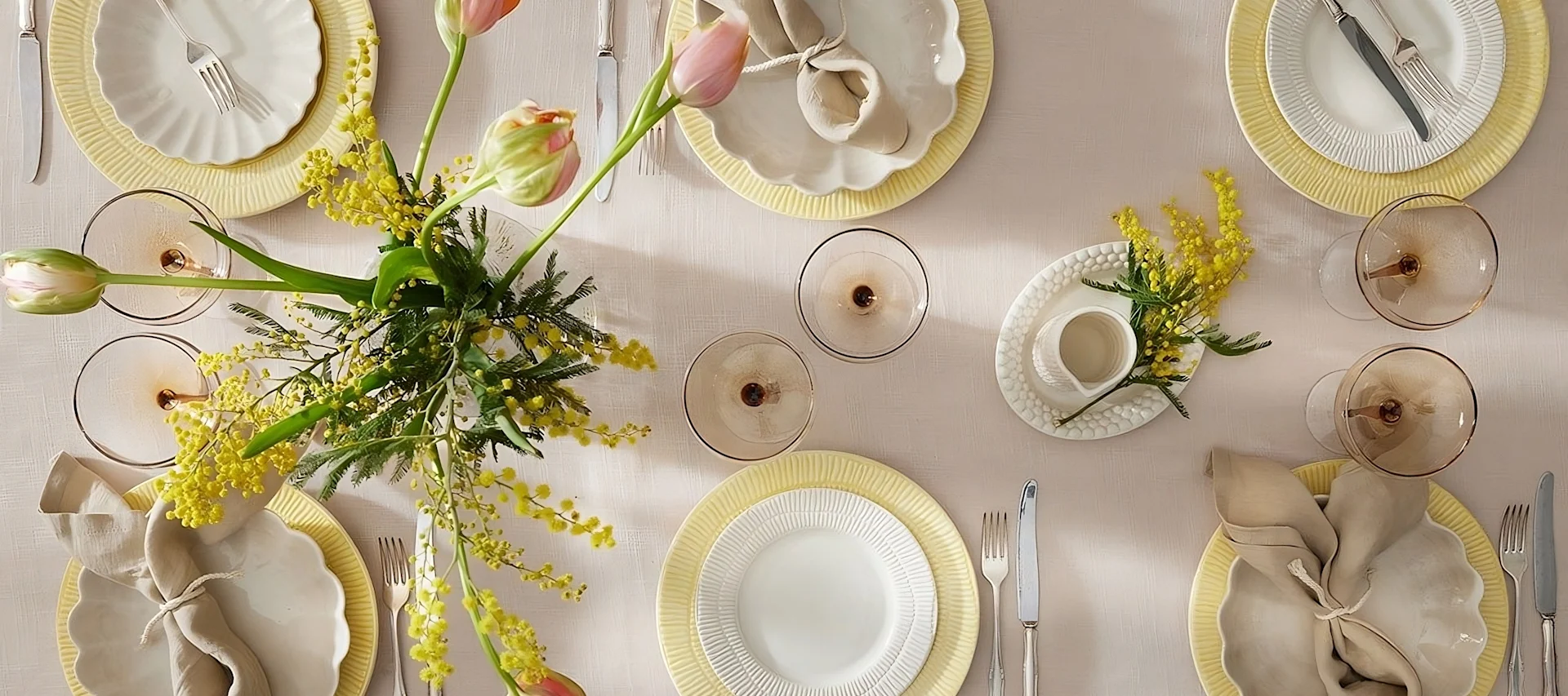 En farverig borddekoration til påske bestående af Stripes-tallerkener fra Mateus, glas fra Byon og servietter fra Scandi Living.