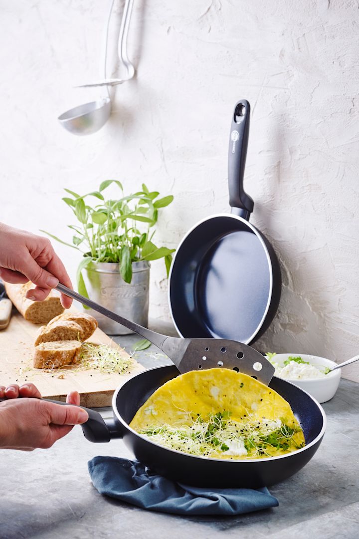 En omelette er lavet i non-stick belagte Torino-pandesættet fra GreenPan