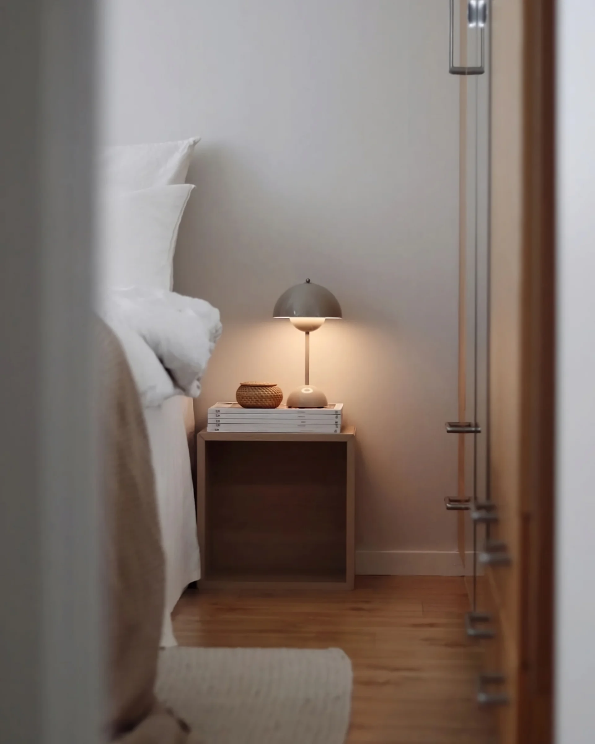 Her ser du den moderne flowerpot-bordlampe fra &Tradition i greige hjemme hos Hemmahosfalk. 