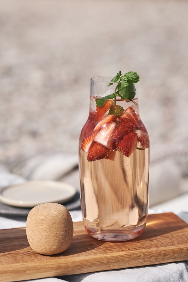 Sommerdrinks - en forfriskene anderledes version af sangria - jordbær, med mint og serveret i en karafel.