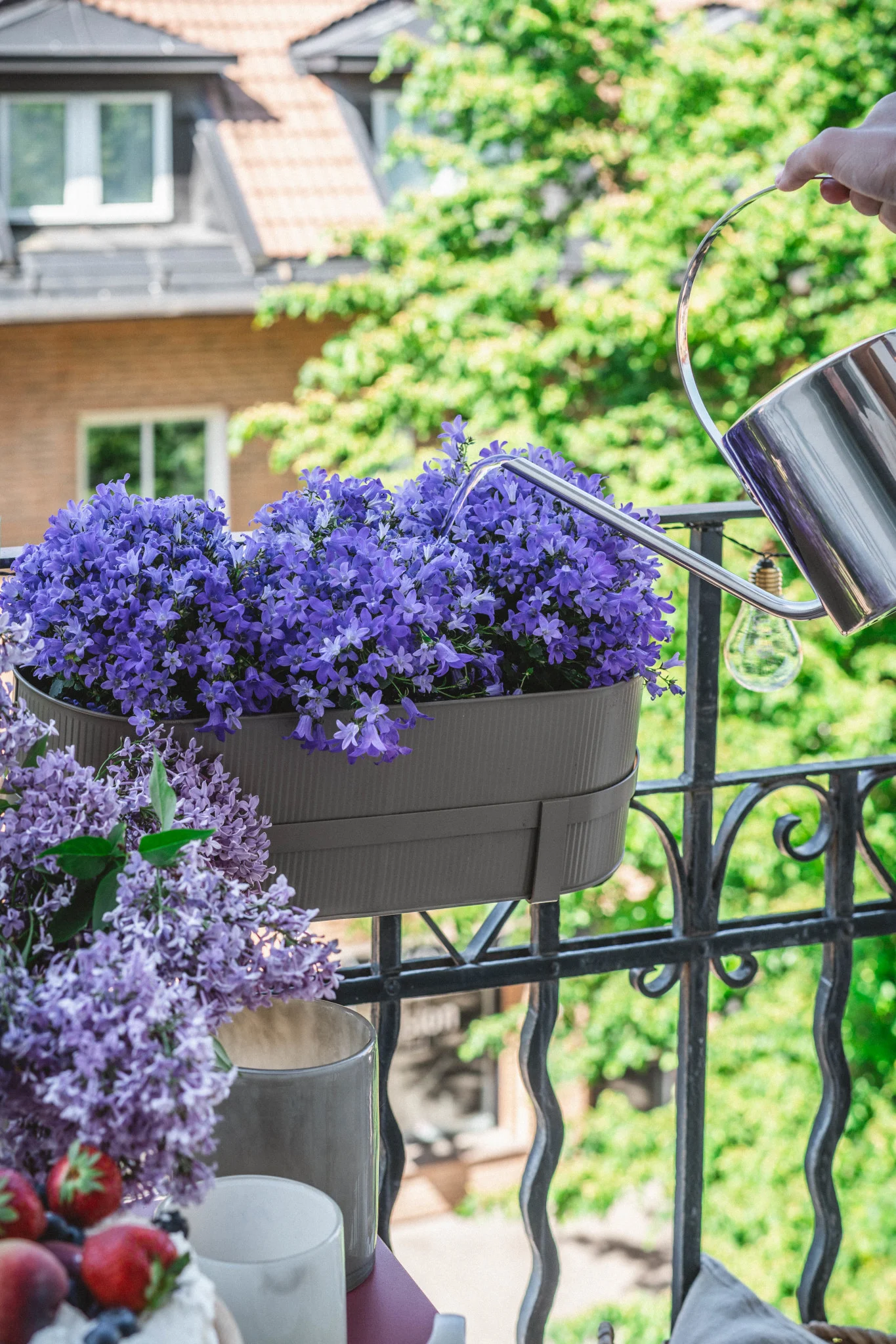 Her kan du se Bau blomsterkrukken i beige fra Ferm Living på et altangelænder.