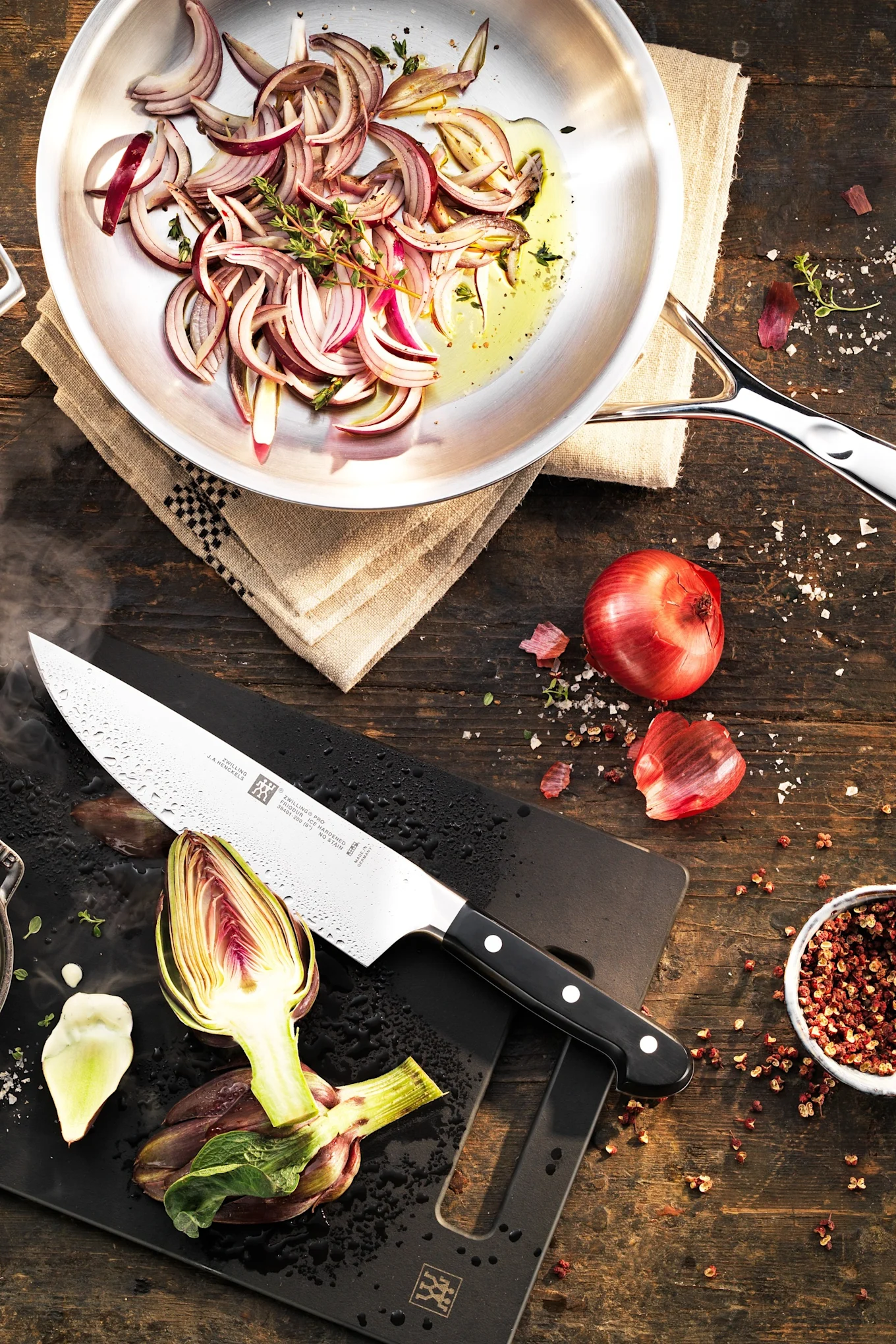 Her sauteres løg i Proline panden fra Demeyere.