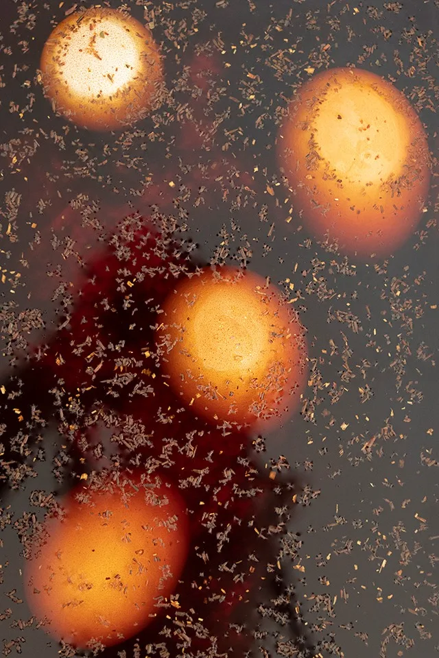 Æg farvet med rooibos-te får en smuk rødbrun nuance - perfekt til en diskret borddækning i påsken!