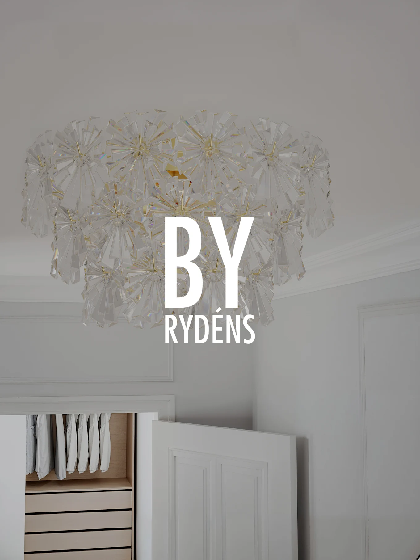 Stor, udsmykket krystalloftlampe med klare facetslebne stykker, der danner et spidst, stjerneformet design.