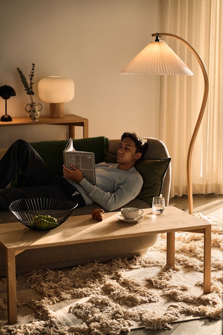 Når du planlægger din belysning så overvej flere lyskilder i hvert rum. Her ser du en stue med Gubi gulvlampen og Scandi Living Fair og &Tradition Flowerpot bordlamperne.