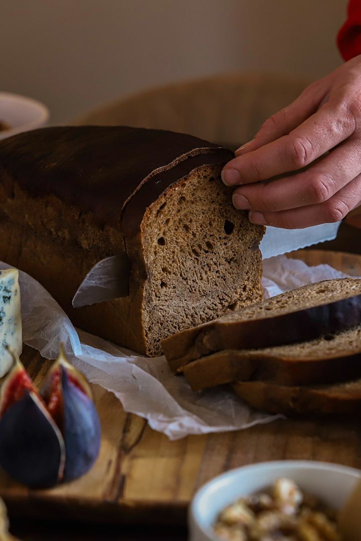 Baka med Fridas tip til en nem juleopskrift er et klassisk svensk vørtbrød som her skæres i skiver med Norr brødkniven fra Fiskars for fine brødskiver.