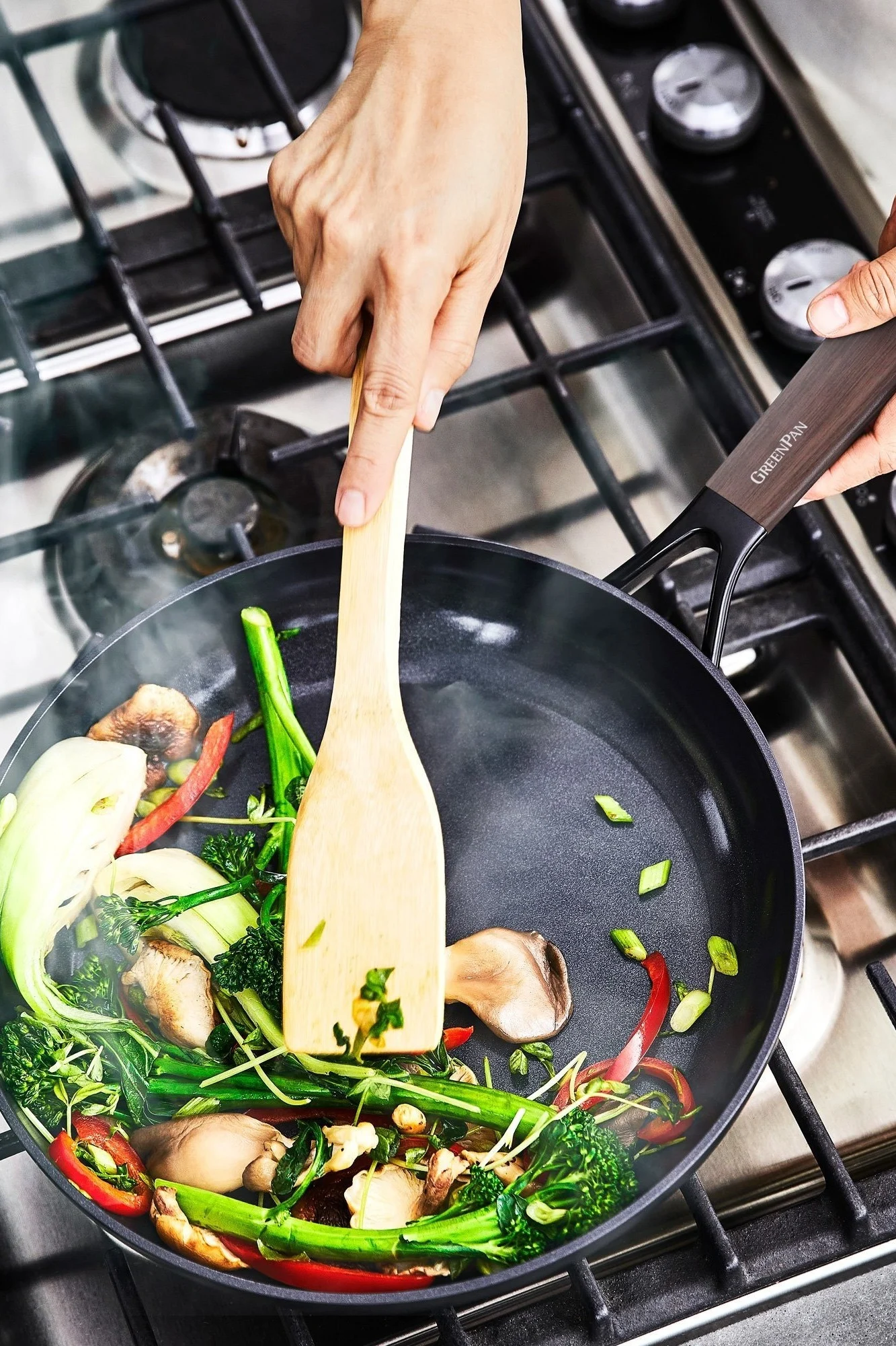 Asiatiske grøntsager sauteres i Eco Smartshape-panden fra GreenPan.