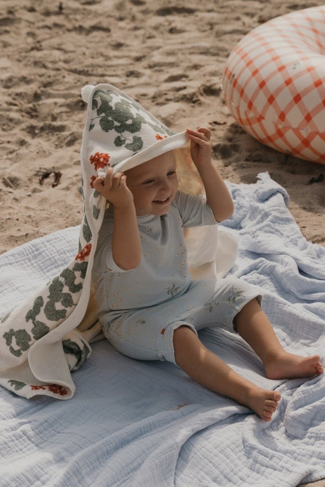 Badehåndklæder med hætte som Sand Terry-hættehåndklædet fra Garbo&Friends holder babyen varm, selv efter badet, hvor der er særlig risiko for at fryse. Derfor er badehåndklæder som dette en god gave til babyshower.
