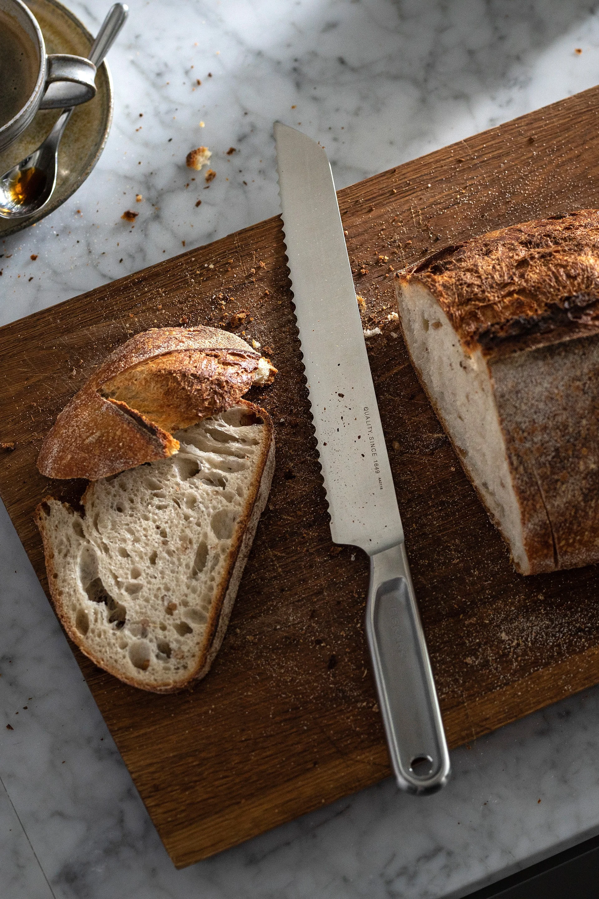 All Steel-køkkenkniven fra Fiskars kan bruges på mange forskellige måder, som f.eks. her til at lave kanelsnegle, hvilket gør den til en god gave til fars dag.
