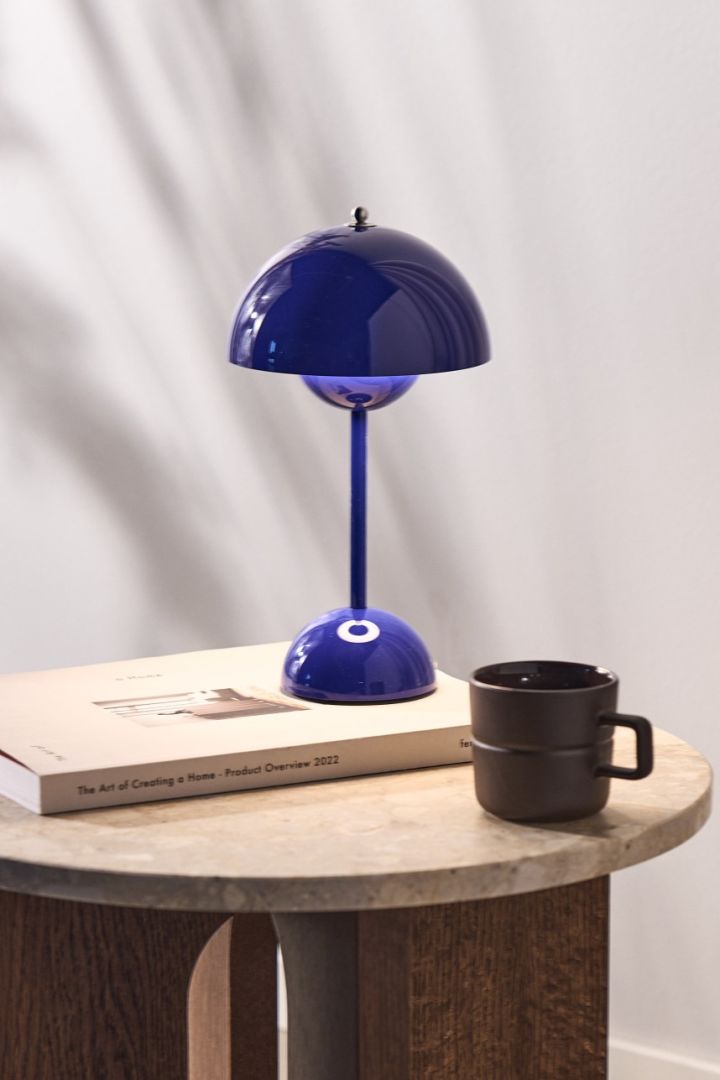 Her ser du den blå ledningsfrie Flowerpot bordlampe VP9 fra &Tradition.