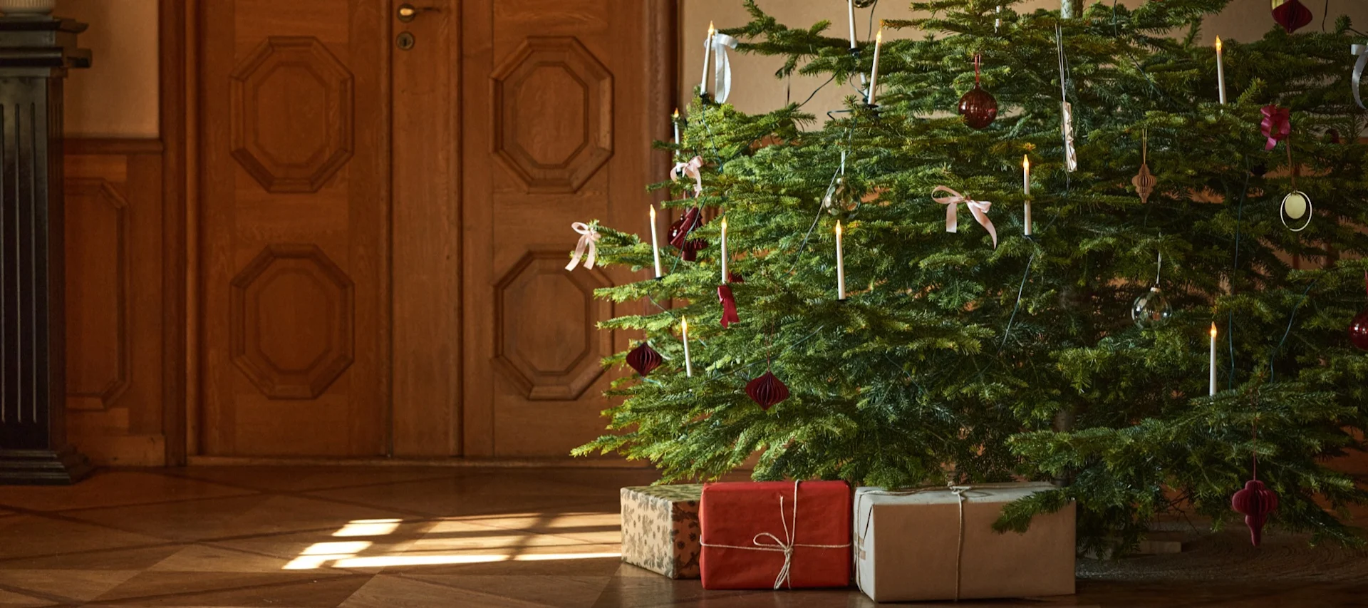 Pynt dit juletræ med årets juletræspynt 2021 i 4 forskellige stilarter i henhold til Nest Trends - Boost, Cultivate, Nurture og Share. Her ser du Sagalin Bird Ornament-julevedhænget fra Bloomingville.