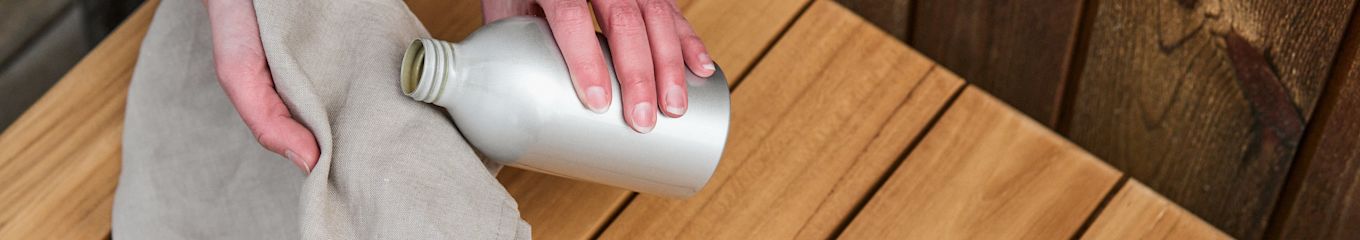 Teak outdoor bench oiling - care advice at Nordic Nest. 