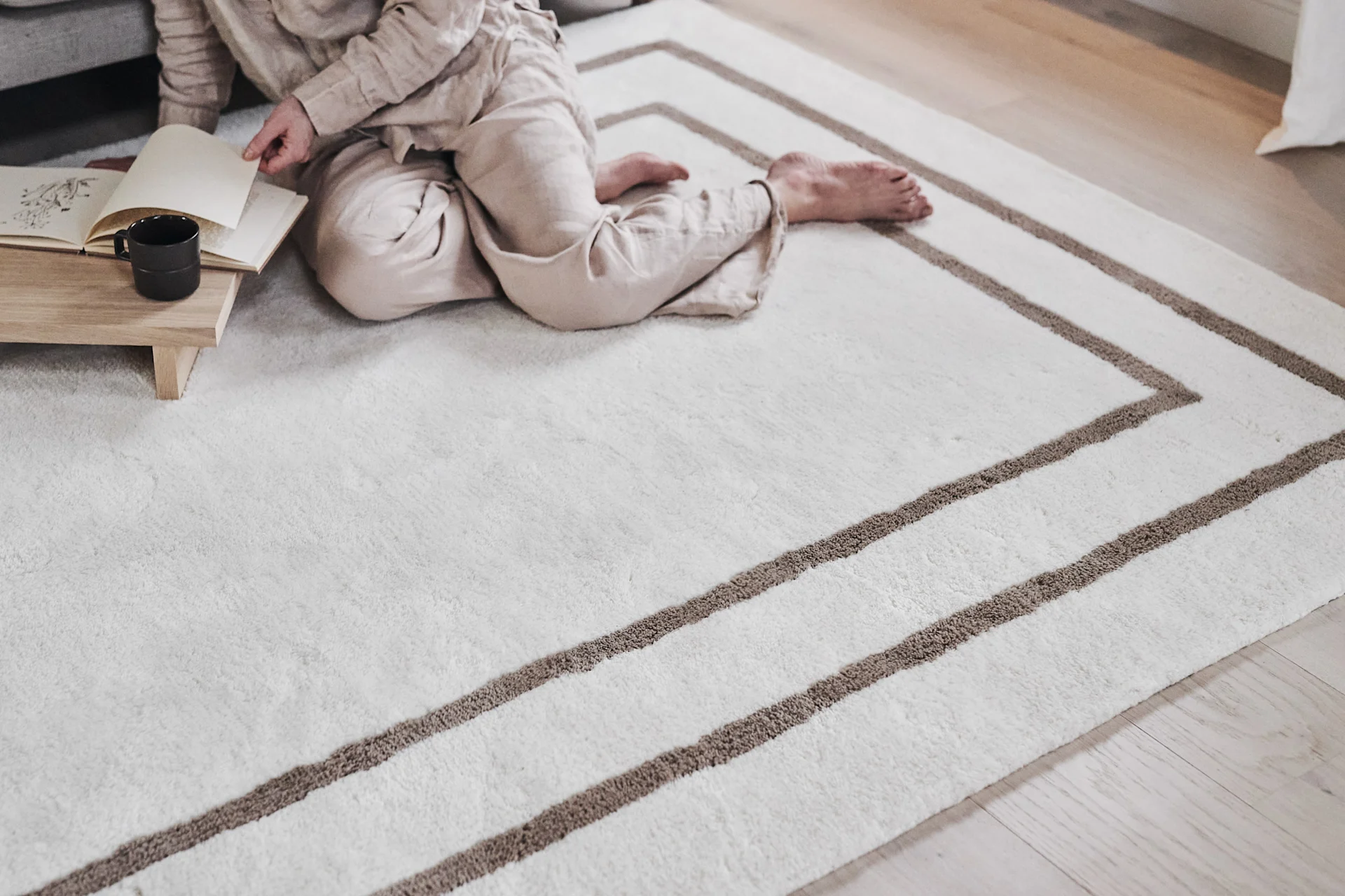 Skab et soveværelse i hotelstil, og indret med et luksuriøst uldtæppe som det, du ser her fra Scandi Living.