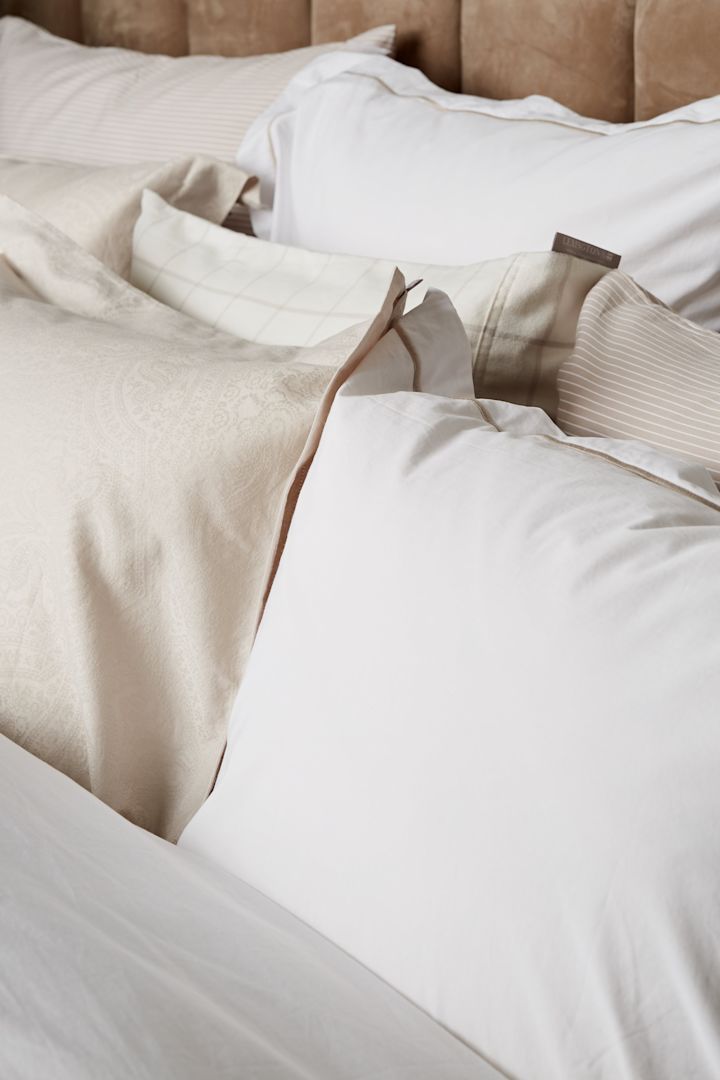 Hvis du vil indrette et soveværelse med hotelstemning, har du brug for luksuriøst sengelinned - her i hvid og creme fra Lexingtons Hotel Collection. 