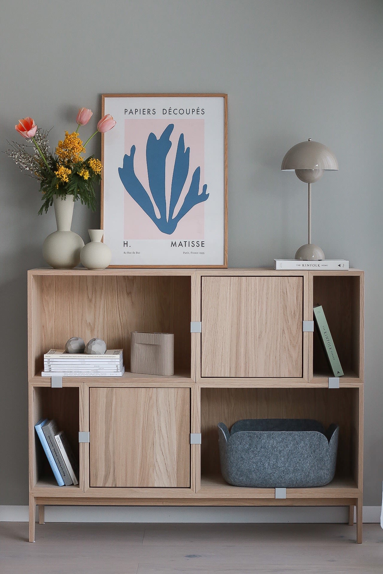 Sådan dekorere du en lille gang - inspiration fra @picsbyellen hvor Muutos stacked hyldesystem som der gør gangen mere organiseret og indbydende.