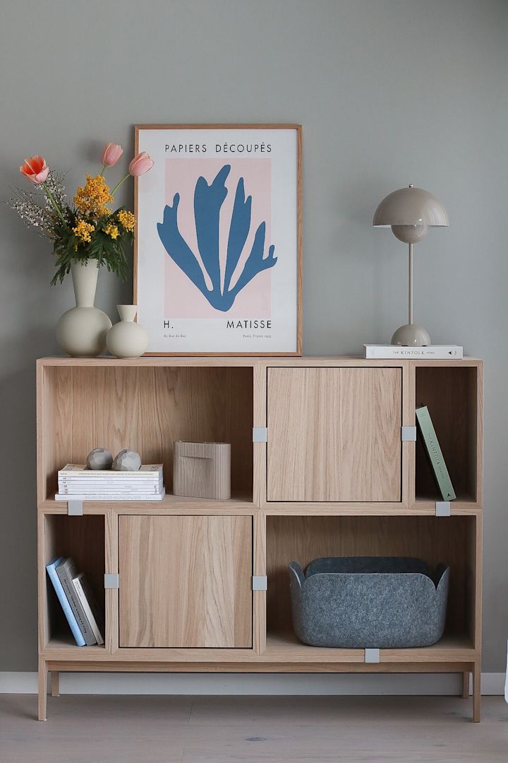Sådan dekorere du en lille gang - inspiration fra @picsbyellen hvor Muutos stacked hyldesystem som der gør gangen mere organiseret og indbydende.