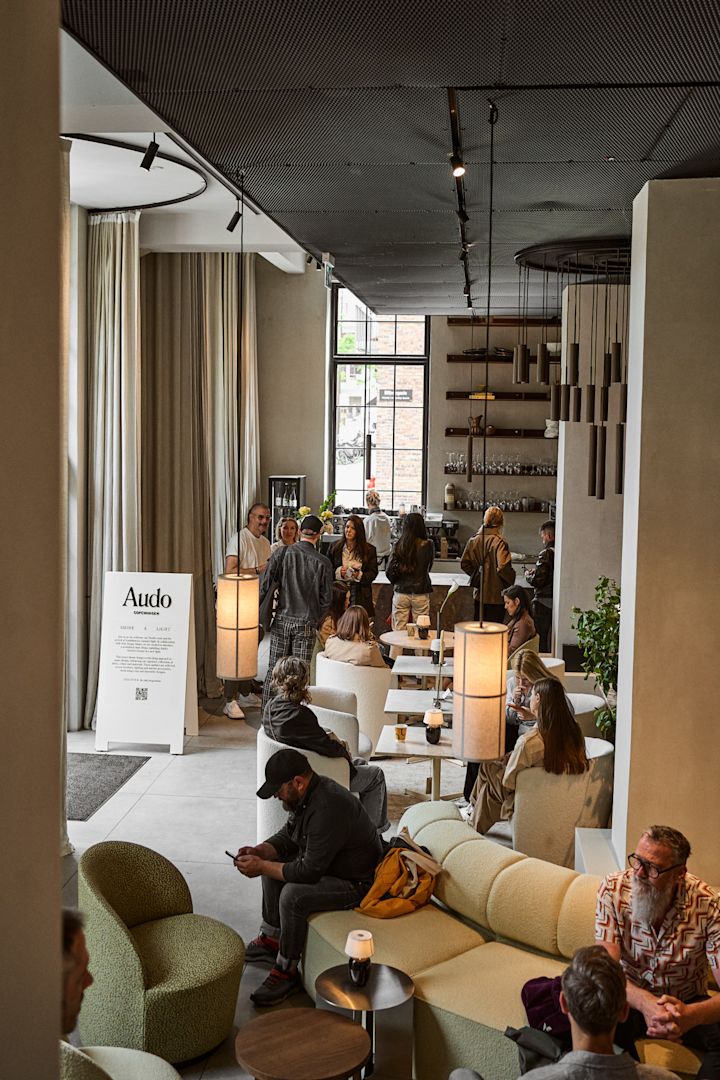 Restauranten i Audo House under 3 Days of Design, fyldt med design fra Audo Copenhagen. Det er det perfekte sted at spise frokost for enhver designelsker på en byrundtur i København. 
