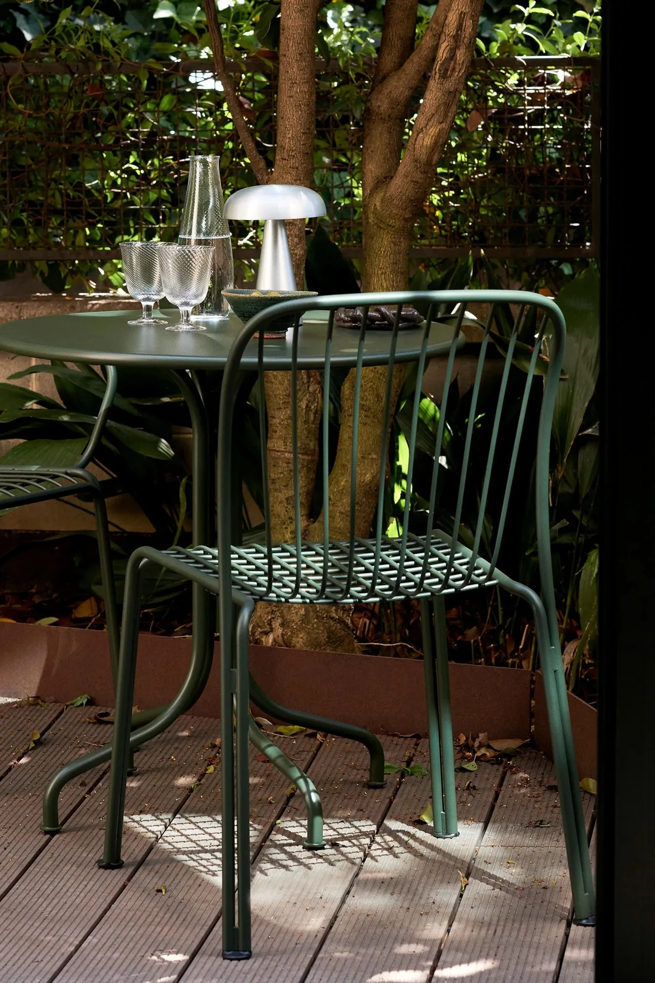 Her kan du se Thorvald stolen fra &Tradition som er et ideelt møbel til en lille balkon. Den grønne stol i lakeret stål tager ikke meget plads med er både komfortabel og flot i sit design.